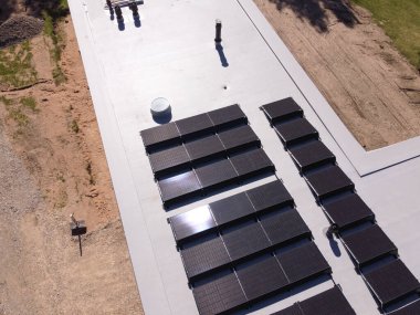 Güneş PV Enerji Santrali için Bağlanan Yapı. Düz Çatı için Fotovoltaik Bağlama Sistemi. Daire Düz Çatı Sistemi.