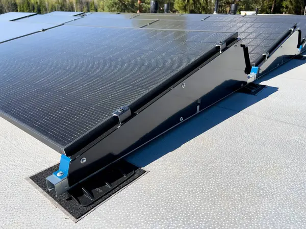 太陽光発電所のための土台構造 フラット屋根のための太陽光マウントシステム 住宅のフラット ルーフ システム — ストック写真