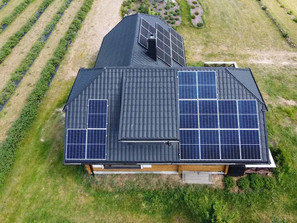 住宅の金属の屋根付け ソーラーPvピッチルーフマウントソリューション ステッチされた屋根の太陽電池パネル 太陽光発電設備について ブラックメタルルーフ — ストック写真