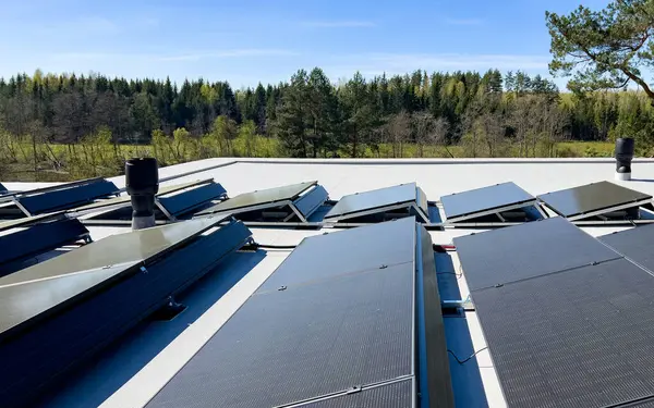 Szerelési Szerkezete Napelemes Erőmű Fotovoltaikus Szerelési Rendszer Lapos Tetőre Lakóépülettető — Stock Fotó
