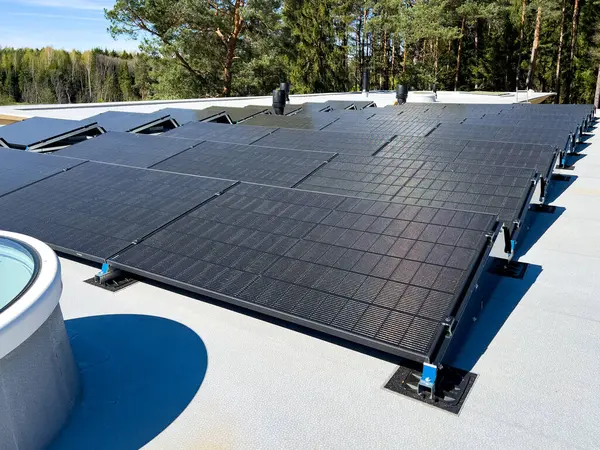太陽光発電所のための土台構造 フラット屋根のための太陽光マウントシステム 住宅のフラット ルーフ システム — ストック写真