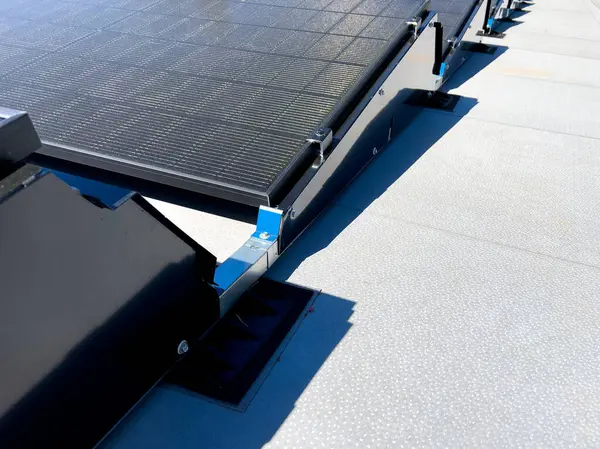 Szerelési Szerkezete Napelemes Erőmű Fotovoltaikus Szerelési Rendszer Lapos Tetőre Lakóépülettető — Stock Fotó