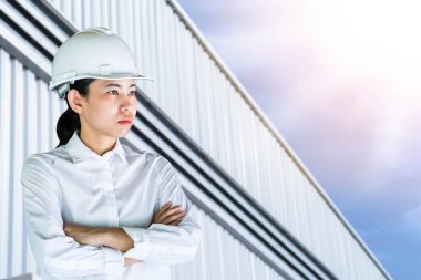 Mühendis endüstriyel fabrikada çalışıyor.