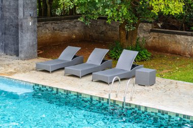 Oteldeki açık havuz.