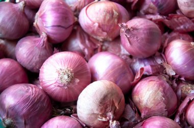 Sepette taze kırmızı soğan var.