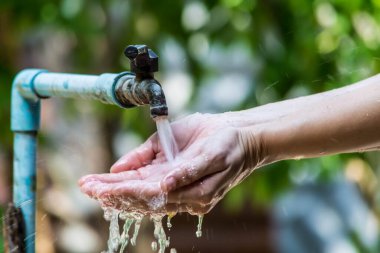 Su akış vanasının suyu.