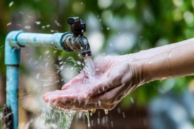 Su akış vanasının suyu.