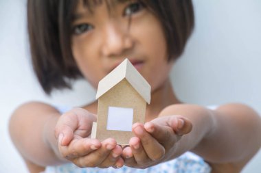 Her yaştan tatlı küçük kız