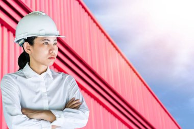 Mühendis endüstriyel fabrikada çalışıyor.