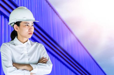 Mühendis endüstriyel fabrikada çalışıyor.