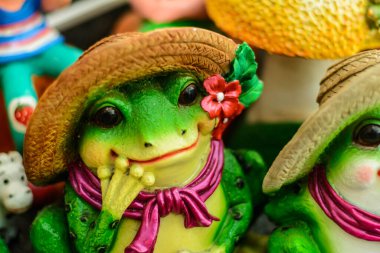 Piyasada renkli el yapımı kil bebekler