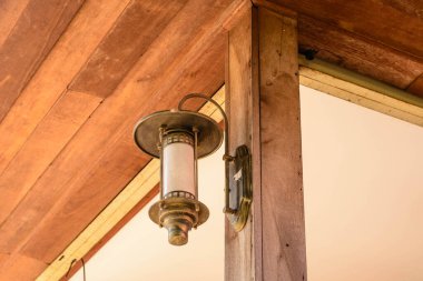 Bir evin tavanında ahşap lamba