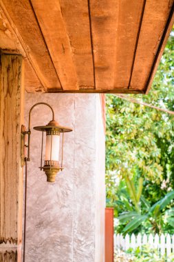 Şehirde eski güzel bir ev.