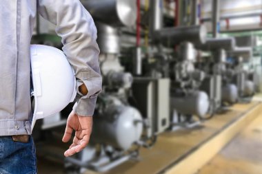 Fabrikada mühendis.