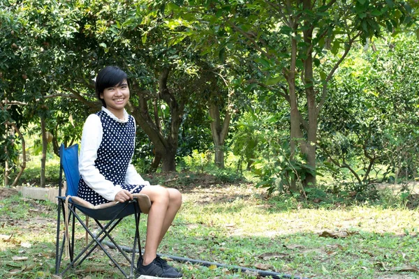 Bela Jovem Ásia Mulher Sorrindo Feliz Jardim Atrair — Fotografia de Stock
