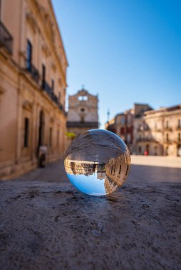 Syracuse Katedrali Meydanı. Bir Lensball, Sicilya, İtalya, Avrupa, Dünya Mirası Alanı.