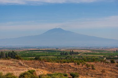 Arka planda Etna Dağı, Sicilya, İtalya ve Avrupa 'da Catania Ovası manzarası