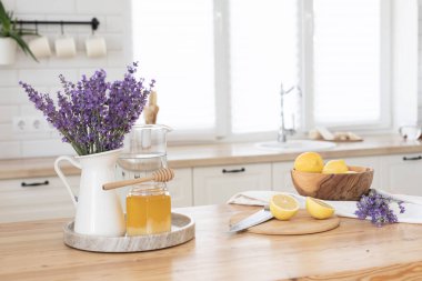 Ferahlatıcı bir yaz içkisi hazırlıyorum. Sağlıklı gıda konsepti.