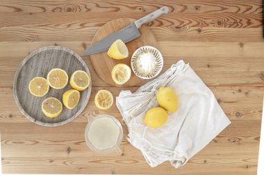 Ferahlatıcı bir yaz içkisi hazırlıyorum. Sağlıklı gıda konsepti.