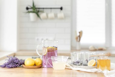 Ferahlatıcı bir yaz içkisi hazırlıyorum. Sağlıklı gıda konsepti.