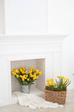 Evin içinde bir buket taze lale var.