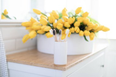 Sıfır atık. Banyoda bir buket şakayık. Bambu diş fırçası