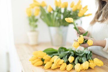 Çiçekçi güzel bir buket lale yapar.