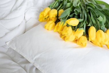 Evin içinde bir buket taze lale var.