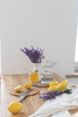 Ferahlatıcı bir yaz içkisi hazırlıyorum. Sağlıklı gıda konsepti.