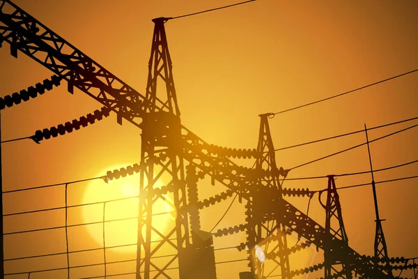 Stromleitungen Bei Sonnenuntergang Vektorillustration Stromübertragung — Stockvektor