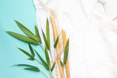 Canlı arkaplanda tropikal yapraklar. Düzleştirilmiş yaz kompozisyonu.