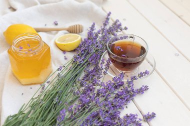 Bal ve lavanta buketleri. Virüs tedavisi konsepti. Tahta masa.