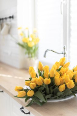 Mutfağın içinde bir buket taze lale var.