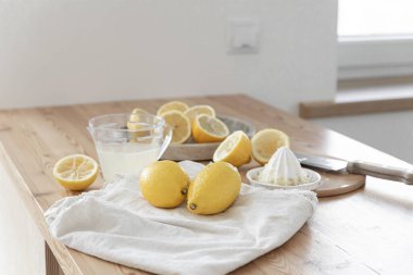 Ferahlatıcı bir yaz içkisi hazırlıyorum. Sağlıklı gıda konsepti.