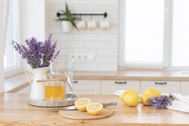 Ferahlatıcı bir yaz içkisi hazırlıyorum. Sağlıklı gıda konsepti.