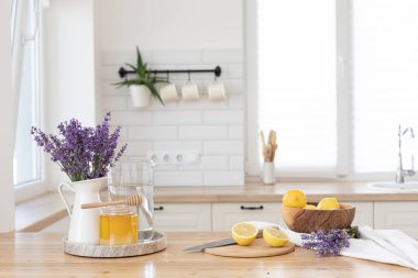 Ferahlatıcı bir yaz içkisi hazırlıyorum. Sağlıklı gıda konsepti.