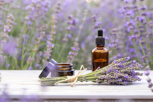 Ätherisches Lavendelöl Aus Bernstein Violettes Lavendelfeld Der Provence — Stockfoto
