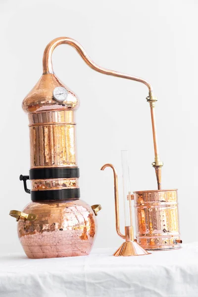 Destilación Aceite Esencial Lavanda Alambio Cobre Interior Escandinavo —  Fotos de Stock