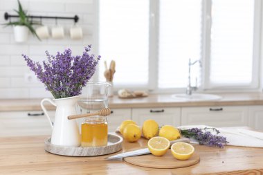 Ferahlatıcı bir yaz içkisi hazırlıyorum. Sağlıklı gıda konsepti.