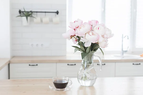 一束粉红色的牡丹和一杯咖啡 厨房里的现代内饰婚礼和节庆风格 — 图库照片
