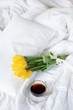 Evin içinde bir buket taze lale var.