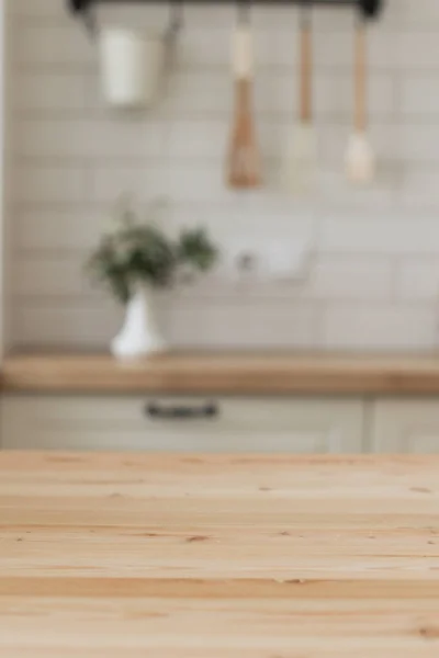 北欧のキッチンインテリア 木製のテーブルの表面 — ストック写真