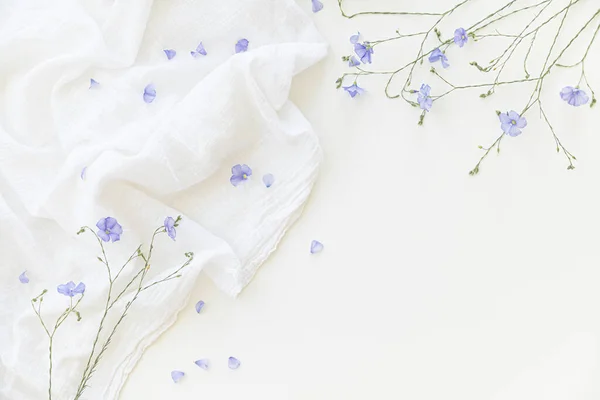 Açık Renkli Tekstil Üzerinde Beyaz Arkaplanda Çiçek Açan Keten Çiçekleri — Stok fotoğraf
