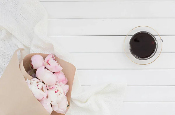 Composizione Stile Con Tulipani Rosa Tazza Caffè Sfondo Legno Flat — Foto Stock