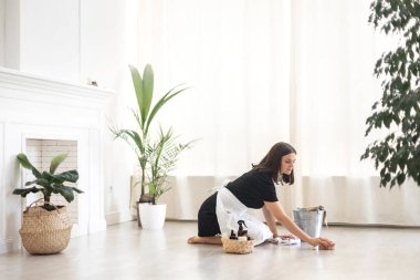 Ev idaresi konsepti. Yerleri silen kadın. Ev işleri yapan bir kadın.