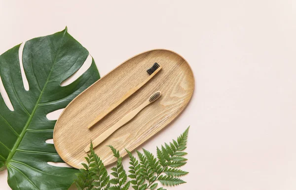 Bambus Zahnbürste Auf Einem Tisch Mit Kopierraum Auf Rosa Hintergrund — Stockfoto
