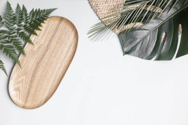 Canlı arkaplanda tropikal yapraklar. Düzleştirilmiş yaz kompozisyonu.