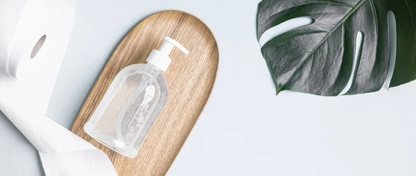 Hautpflegekonzept Mit Weißer Flasche Und Palmblättern Auf Tropischem Hintergrund — Stockfoto