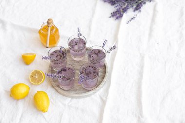 Bal ve lavanta buketleri. Virüs tedavisi konsepti. Tahta masa.