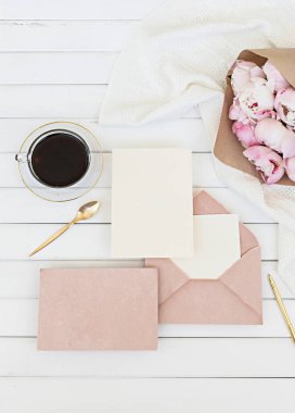 Düğün kartı konsepti. Ahşap arka planda şakayık çiçekleri olan üst görünüm. Açık renklerde düz uzanma biçimi